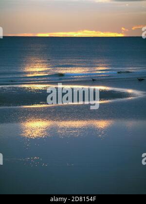 Le soleil se couche sur la plage de Brighton Banque D'Images