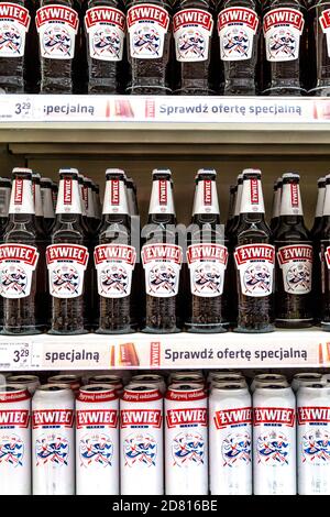 Polonais bière Zywiec sur une étagère dans un supermarché Banque D'Images