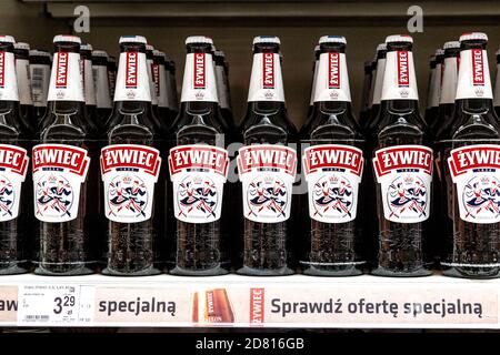 Polonais bière Zywiec sur une étagère dans un supermarché Banque D'Images