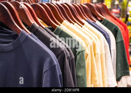 T-shirt de l'homme pour les ventes sur les cintres au super marché Thaïlande Banque D'Images