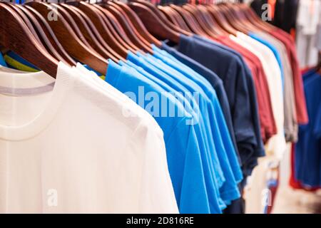 T-shirt de l'homme pour les ventes sur les cintres au super marché Thaïlande Banque D'Images