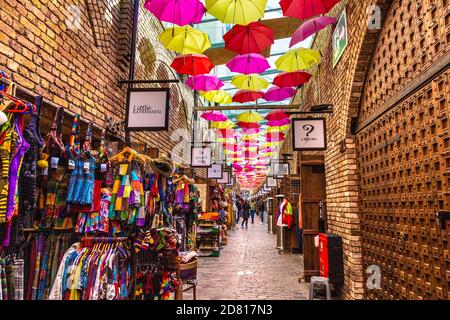 Allée couverte de parasols au marché Camden, Londres, Royaume-Uni Banque D'Images