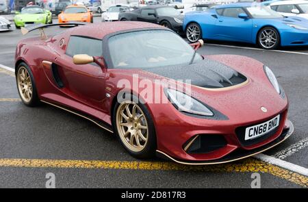 Les trois quarts d'une vue avant 2018, Lotus Exige 410 Sport, à l'affiche au Silverstone Classic 2019 Banque D'Images