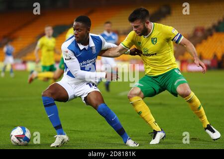 Jonathan Leko de Birmingham City et Grant Hanley de Norwich City en action - Norwich City / Birmingham City, Sky Bet Championship, Carrow Road, Norwich, Royaume-Uni - 20 octobre 2020 usage éditorial uniquement - restrictions DataCo. Applicables Banque D'Images