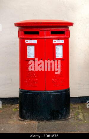 Une boîte postale traditionnelle rouge à double face Royal Mail avec Cases étiquetées Prority Postbox 'Sporting the NHS2 in North Yorkshire Angleterre Royaume-Uni Banque D'Images