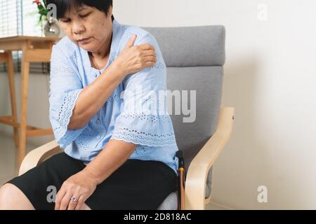 Douleurs au cou et aux épaules, vieille femme souffrant de blessures au cou et à l'épaule, le problème de santé concept Banque D'Images