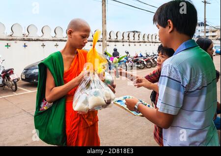 Monk recevant de la nourriture, Ayutthaya, Thaïlande Banque D'Images