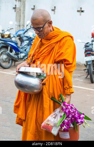 Monk recevant de la nourriture, Ayutthaya, Thaïlande Banque D'Images