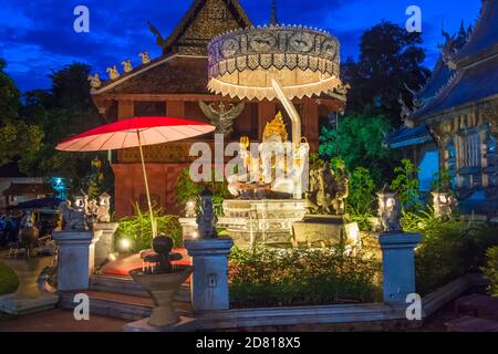 Temple Wat Srisupahn la nuit, extérieur, Chiang Mai, Thaïlande Banque D'Images