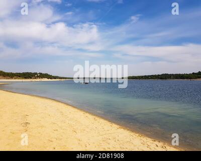 Plage portugaise paisible et non découverte Lagoa de Albufeira Banque D'Images