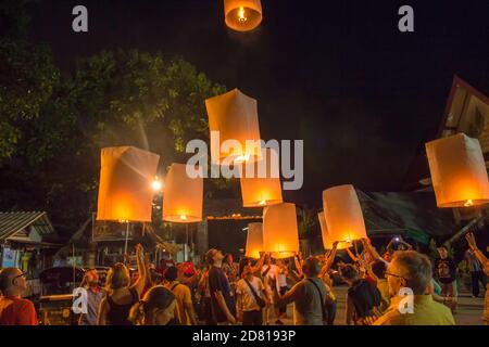 Libération de sky lanternes lors d'un festival de lumière, Chiang Mai, Thaïlande Banque D'Images