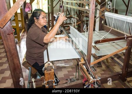 Femme tissant la soie thaïlandaise, Chiang Mai, Thaïlande Banque D'Images