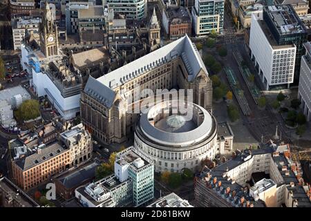 Vue aérienne de la bibliothèque centrale de Manchester et des bâtiments du conseil municipal Banque D'Images
