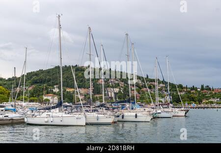 Une photo d'un groupe de voiliers amarrés dans le port de plaisance de Portorož. Banque D'Images