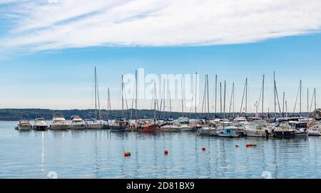 Une photo d'un groupe de voiliers et de bateaux normaux amarrés dans le port de plaisance de Portorož. Banque D'Images