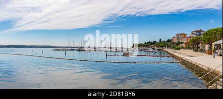 Une image panoramique d'un groupe de voiliers et de bateaux normaux amarrés dans le port de plaisance de Portorož. Banque D'Images