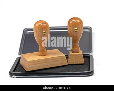 Timbres en bois sur un bloc de timbres sur fond blanc Banque D'Images