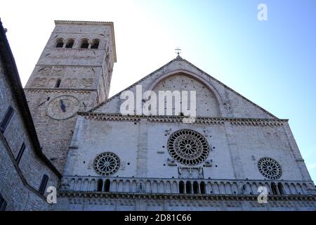 Assisi - août 2019 : extérieur de la cathédrale San Rufino Banque D'Images