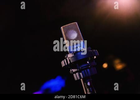 Arrière-plan du microphone en couleur. Microphone rétro. Un microphone sur scène. Un pub. Bar. Restaurant. Classique. Soirée. Spectacle de nuit. Restaurant européen. EUR Banque D'Images