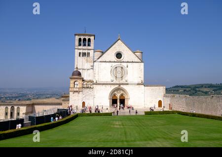 Assise - août 2019 : extérieur de la basilique de San Francesco Banque D'Images