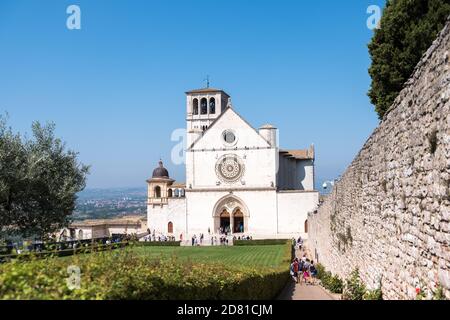 Assise - août 2019 : extérieur de la basilique de San Francesco Banque D'Images