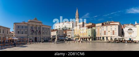 Une vue panoramique de la place centrale de Tartini, à Piran. Banque D'Images