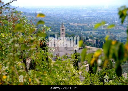 Assise - 2019 août : extérieur de la basilique de Santa Chiara Banque D'Images