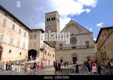 Assisi - août 2019 : extérieur de la cathédrale San Rufino Banque D'Images