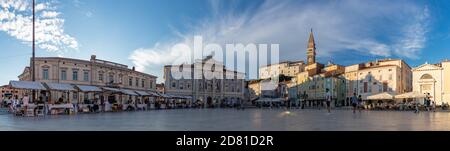 Une vue panoramique de la place centrale de Tartini au coucher du soleil. Banque D'Images