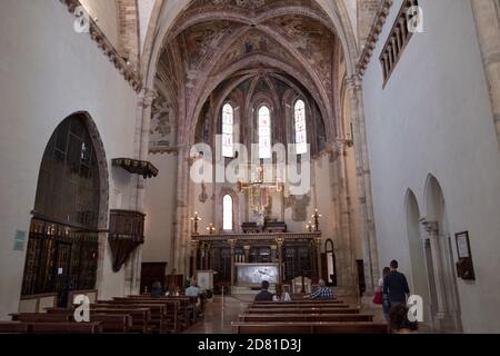 Assise - août 2019 : intérieur de la basilique de Santa Chiara Banque D'Images