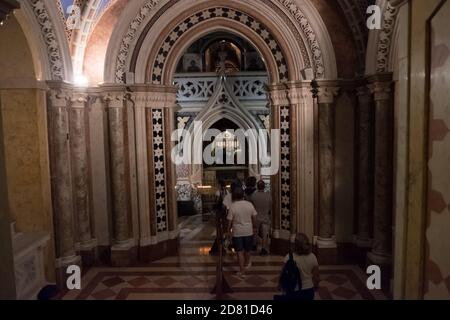 Assise - août 2019 : intérieur de la basilique de Santa Chiara Banque D'Images