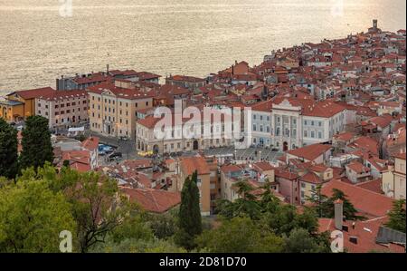 Une photo panoramique de la place centrale de Tartini (Piran) prise au coucher du soleil. Banque D'Images