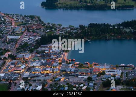 Vue aérienne des maisons, rue du quartier des affaires la nuit dans le centre-ville de Queenstown, île du Sud de la Nouvelle-Zélande. Immobilier, logement et terrain Banque D'Images