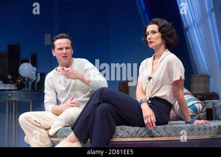 Andrew Scott (Garry Essendine), Indira Varma (Liz Essendine) en RIRE PRÉSENT par Noel Coward au Old Vic, Londres SE1 25/06/2019 conception: Rob Howell éclairage: Tim Lutkin & Hugh Vanstone directeur: Matthew Warchus Banque D'Images