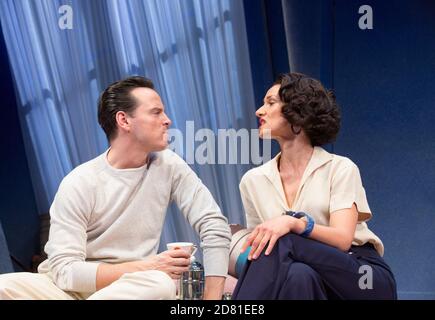 Andrew Scott (Garry Essendine), Indira Varma (Liz Essendine) en RIRE PRÉSENT par Noel Coward au Old Vic, Londres SE1 25/06/2019 conception: Rob Howell éclairage: Tim Lutkin & Hugh Vanstone directeur: Matthew Warchus Banque D'Images