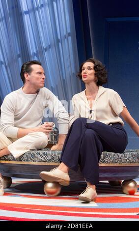 Andrew Scott (Garry Essendine), Indira Varma (Liz Essendine) en RIRE PRÉSENT par Noel Coward au Old Vic, Londres SE1 25/06/2019 conception: Rob Howell éclairage: Tim Lutkin & Hugh Vanstone directeur: Matthew Warchus Banque D'Images