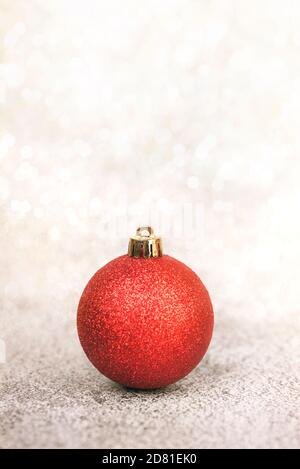 Joyeux Noël.Noël boule rouge et flocon de neige sur les lumières de bokeh de Noël Background.Christmas concept background Banque D'Images