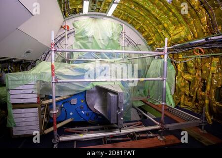 26 octobre 2020, Hambourg: Vue de la partie arrière du télescope recouverte d'un film protecteur dans la cabine pressurisée d'un Boeing 747 converti avec l'Observatoire stratosphérique d'astronomie infrarouge (Sofia), qui est situé pour l'entretien dans un hangar de Lufthansa Technik. Les chercheurs AMÉRICAINS ont trouvé de nouvelles preuves de l'eau sur la lune en analysant les données de Sofia fournies par le Boeing 747 converti en télescope de vol par l'agence spatiale américaine NASA et le Centre aérospatial allemand (DLR). (Pour 'les chercheurs trouvent de nouvelles preuves de l'eau sur la lune') photo: Christian Charisius/dpa Banque D'Images