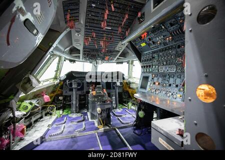 Hambourg, Allemagne. 26 octobre 2020. Vue dans le poste de pilotage d'un Boeing 747 converti avec l'Observatoire stratosphérique d'astronomie infrarouge (Sofia), qui est debout pour l'entretien dans un hangar de Lufthansa Technik. Les chercheurs AMÉRICAINS ont trouvé de nouvelles preuves de l'eau sur la lune en analysant les données de Sofia fournies par le Boeing 747 converti en télescope de vol par l'agence spatiale américaine NASA et le Centre aérospatial allemand (DLR). (Aux 'chercheurs trouvent de nouvelles preuves de l'eau sur la lune') Credit: Christian Charisius/dpa/Alamy Live News Banque D'Images