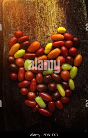 petites tomates cerises disposées en forme de coeur Banque D'Images