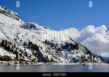 Le beau lac de Fedaia au pied de la Marmolada Banque D'Images