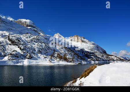 Le beau lac de Fedaia au pied de la Marmolada Banque D'Images