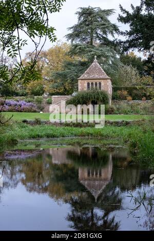 Jardin au Great Chalfield Manor près de Bradford on Avon dans les Cotswolds, Wiltshire, Royaume-Uni, photographié en automne. Banque D'Images