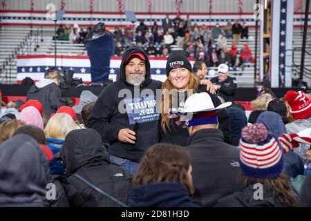 Allentown, Pennsylvanie, États-Unis. 26 octobre 2020. Les partisans de Trump attendent le président DONALD TRUMP sous la pluie à Allentown, en Pennsylvanie, le lundi 26 octobre 2020. Crédit : Dave Hernandez/ZUMA Wire/Alay Live News Banque D'Images