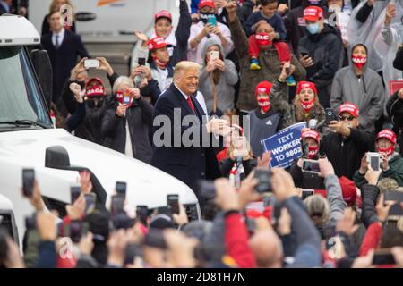 Allentown, Pennsylvanie, États-Unis. 26 octobre 2020. Le président DONALD TRUMP arrive à Allentown, en Pennsylvanie, le lundi 26 octobre 2020. Crédit : Dave Hernandez/ZUMA Wire/Alay Live News Banque D'Images