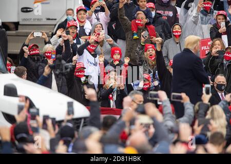 Allentown, Pennsylvanie, États-Unis. 26 octobre 2020. Trump est favorable à la joie alors que le président DONALD TRUMP prend la scène à Allentown, en Pennsylvanie, le lundi 26 octobre 2020. Crédit : Dave Hernandez/ZUMA Wire/Alay Live News Banque D'Images