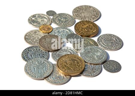 La collection de pièces de monnaie médiévale sur le fond blanc Banque D'Images