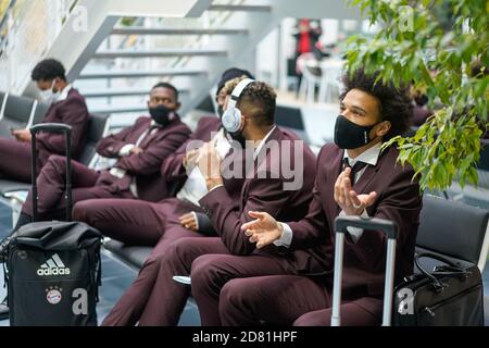 MUNICH, ALLEMAGNE - OCTOBRE 26 : de l'arrière vers l'avant : Serge Gnadry, Douglas Costa, Jerome Boateng, Eric Maxim Choupo Moting, Leroy Sane à l'aéroport de Munich, en prévision du groupe de la Ligue des champions de l'UEFA UN match de niveau entre le FC Bayern Muenchen et Lokomotiv Moskva au terrain d'entraînement Saebener Strasse, le 26 octobre 2020 à Munich, en Allemagne. Getty Images pour FC Bayern/via Kolvenbach Banque D'Images