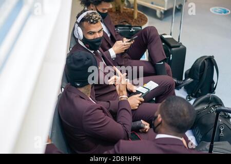 MUNICH, ALLEMAGNE - OCTOBRE 26 : de face : Douglas Costa, Jerome Boateng, Eric Maxim Choupo Moting, Leroy Sane à l'aéroport de Munich, en amont du groupe de la Ligue des champions de l'UEFA UN match de scène entre le FC Bayern Muenchen et Lokomotiv Moskva au terrain d'entraînement Saebener Strasse, le 26 octobre 2020 à Munich, en Allemagne. Getty Images pour FC Bayern/via Kolvenbach Banque D'Images