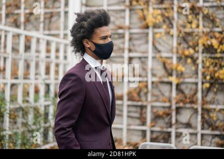 MUNICH, ALLEMAGNE - OCTOBRE 26 : Leroy Sane à l'aéroport de Munich, en prévision du groupe de la Ligue des champions de l'UEFA UN match entre le FC Bayern Muenchen et Lokomotiv Moskva au terrain d'entraînement de Saebener Strasse, le 26 octobre 2020 à Munich, en Allemagne. Getty Images pour FC Bayern/via Kolvenbach Banque D'Images